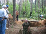 Яма растет как на дрожжах. Копаем посменно. Очень рады, что в МЧС набирают крепких мужиков. Но и Женя копает как экскаватор... 
