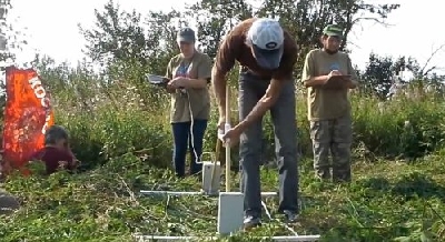 Участники экспедиции обследуют курган с помощью геолокатора.